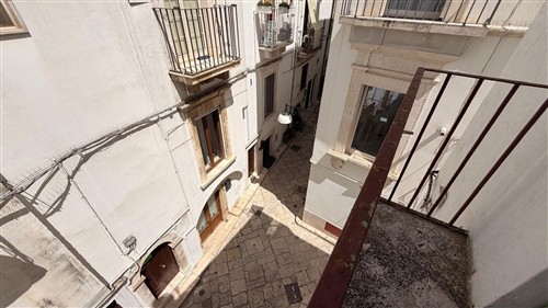 Casa Indipendente Di 2 Vani Oltre Locale Al Piano Terra.